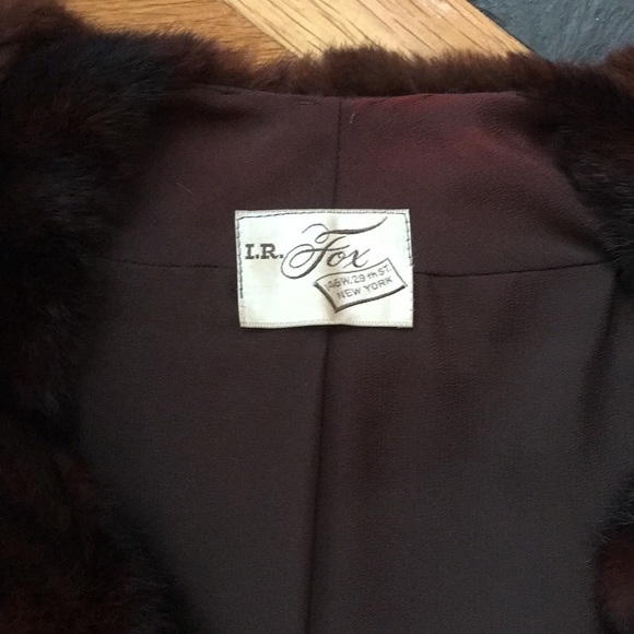 Vintage I.R. Fox Muskrat Cape - Picture 2 of 3